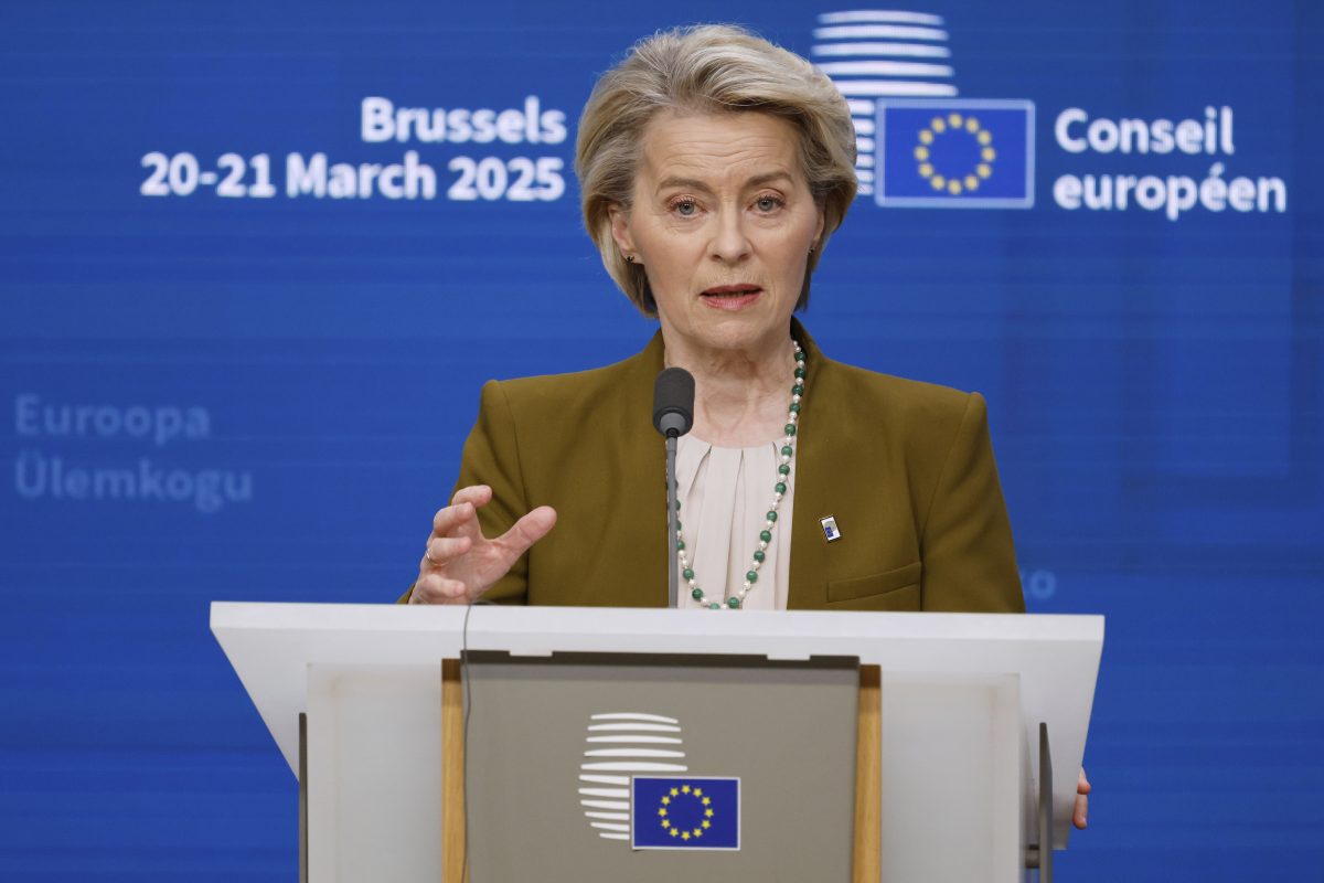 Chủ tịch Ủy ban châu Âu Ursula von der Leyen kêu gọi đẩy nhanh quá trình chuyển hướng của EU sang châu Á. Ảnh: AP
