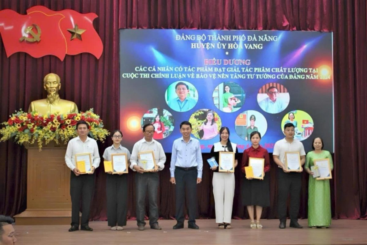 Huyện ủy Hòa Vang trao thưởng cho các cá nhân, tập thể đoạt giải trong cuộc thi viết chính luận về bảo vệ nền tảng tư tưởng của Đảng năm 2024 tại buổi phát động cuộc thi năm 2025.  Ảnh: Công Chiến