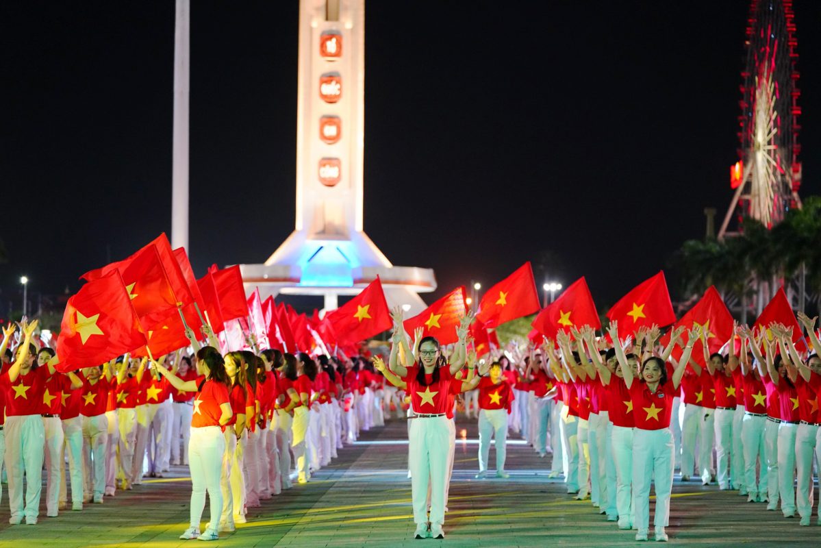 Hoạt động của Hội Liên hiệp Phụ nữ tại Đài Tưởng niệm thành phố. Ảnh: THIÊN DUYÊN