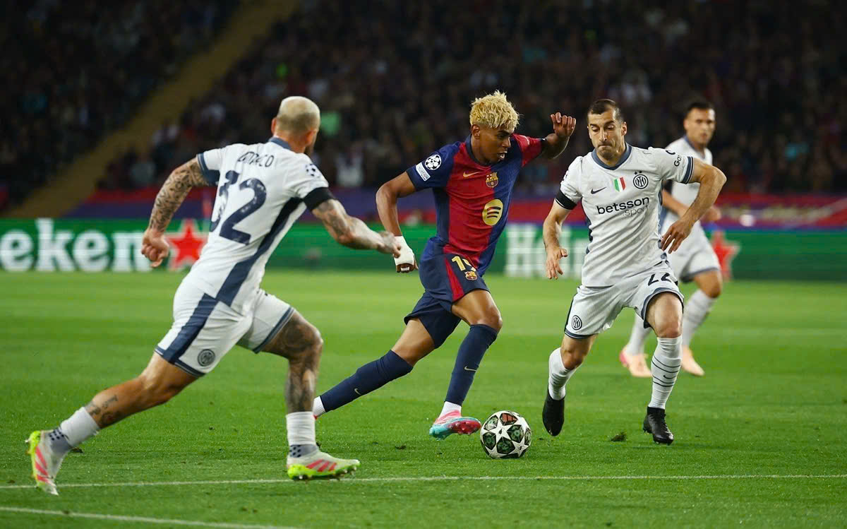 Cơ hội chia đều cho Inter Milan (áo trắng) và Barcelona ở bán kết lượt về Champions League 2024-2025 khi hai đội hòa 3-3 ở lượt đi. Ảnh: Reuters