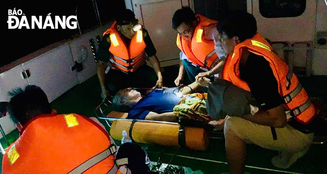 Cán bộ chiến sĩ Biên phòng thành phố và Trung tâm câp cứu 115 chăm sóc sức khoẻ cho nạn nhân