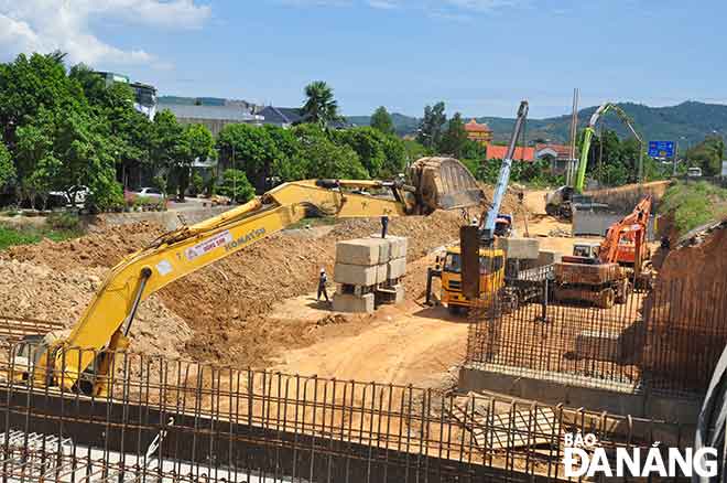 Thi công dự án mở rộng quốc lộ 14B đoạn qua địa phận thành phố Đà Nẵng.  Ảnh: THÀNH LÂN