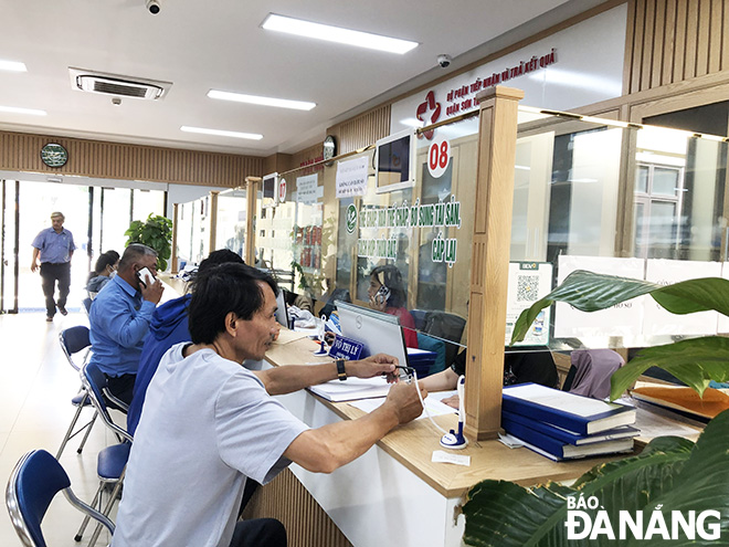 Người dân đến giao dịch tại bộ phận “Một cửa”, Trung tâm Hành chính quận Sơn Trà.  Ảnh: HOÀNG NHUNG
