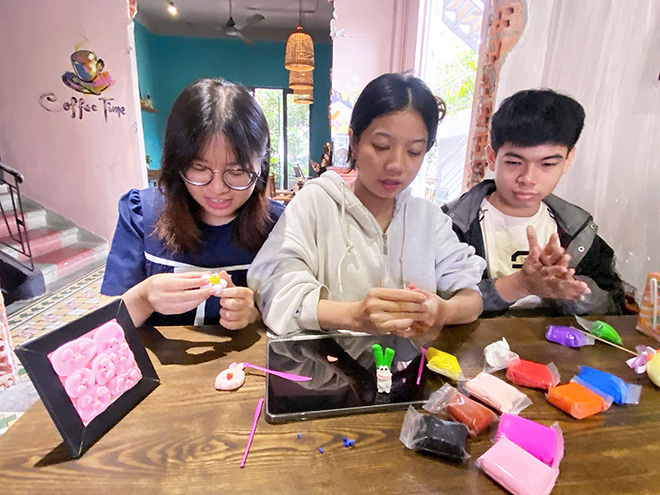 Các bạn trẻ thỏa sức sáng tạo với đất sét tự khô Nhật Bản ở mọi lúc mọi nơi. Ảnh: PHẠM PHƯƠNG