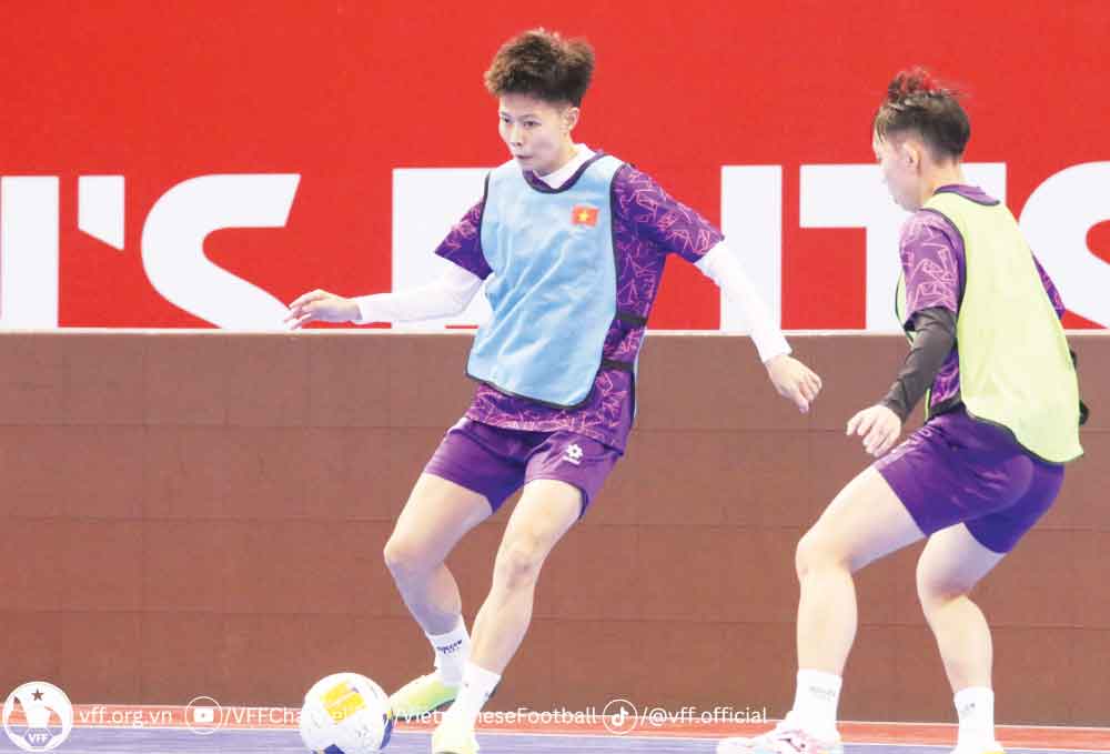 Đội tuyển futsal nữ Việt Nam nỗ lực tập luyện hướng đến trận ra quân giải futsal châu Á năm 2025 với Hồng Kông (Trung Quốc). Ảnh: VFF