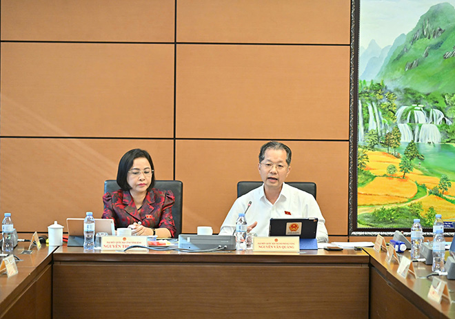 Bí thư Thành ủy Nguyễn Văn Quảng (bên phải) chủ trì thảo luận tổ. Ảnh: Vũ hưng