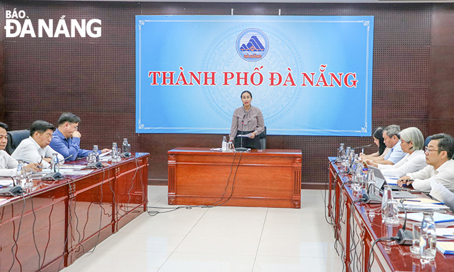 Phó Chủ tịch UBND thành phố Nguyễn Thị Anh Thi phát biểu chỉ đạo tại cuộc họp. Ảnh: THU HÀ