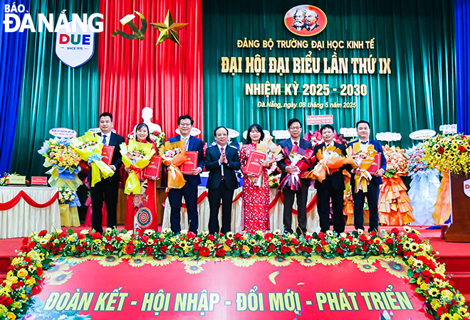 Ra mắt Ban Chấp hành Đảng bộ Trường Đại học Kinh tế nhiệm kỳ 2025 - 2030. Ảnh: NGỌC PHÚ