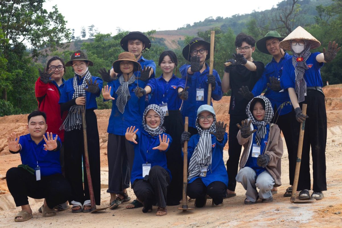 Đội Công tác xã hội (Trường Đại học Sư phạm, Đại học Đà Nẵng) tổ chức chương trình “Hành trình sắc đỏ” tại  xã A Vao, huyện Đakrông, tỉnh Quảng Trị. Ảnh: P.V