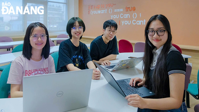 Các thành viên Omniglot của Viện Nghiên cứu và Đào tạo Việt - Anh trong một buổi làm việc nhóm. Ảnh: NHẬT HẠ