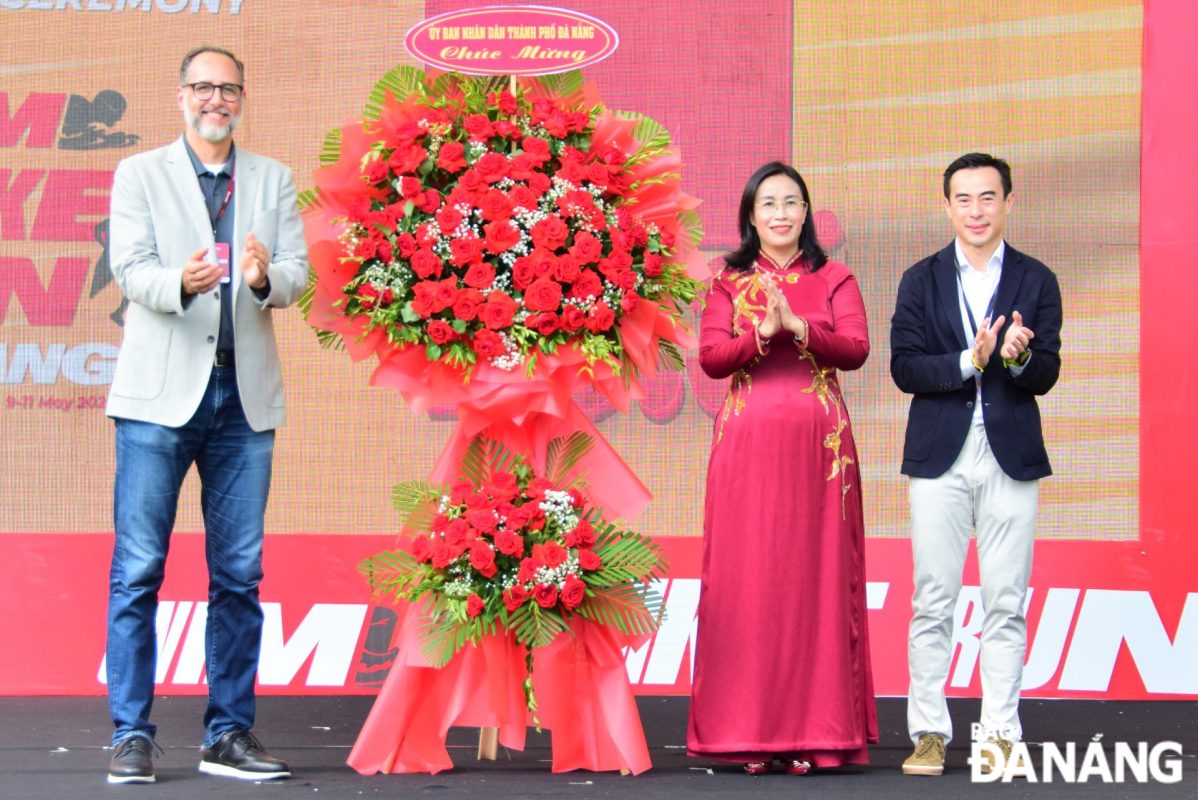 Phó Chủ tịch UBND thành phố Nguyễn Thị Anh Thi (thứ 2, bên trái sang) tặng hoa chúc mừng đơn vị tổ chức cuộc thi.