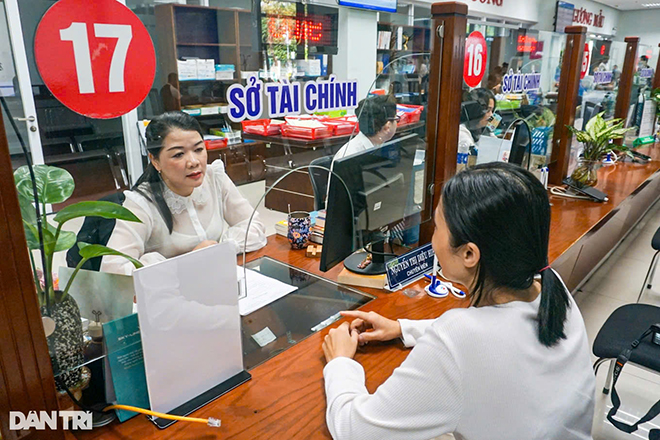 Người dân làm thủ tục tại bộ phận tiếp nhận của Sở Tài chính (Trung tâm Hành chính thành phố Đà Nẵng). Ảnh: TL