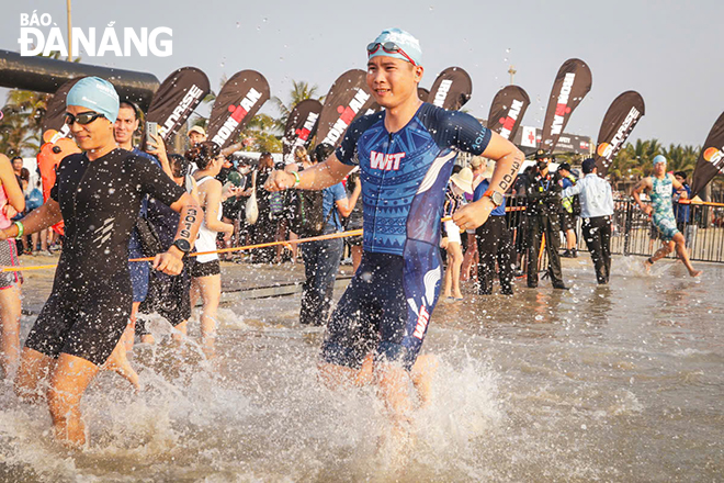 Nội dung thi đấu chính thức của cuộc thi IRONMAN 70.3 Đà Nẵng 2025 sẽ diễn ra ngày 11-5 với sự tham dự của đông đảo vận động viên trong nước và quốc tế. Ảnh: PHI NÔNG