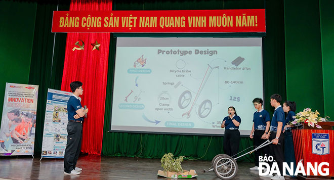Nhóm TWIST.M thuyết trình dự án tại cuộc thi. Ảnh: CAO MINH