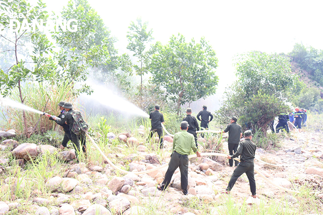 Lực lượng kiểm lâm phối hợp các đơn vị tổ chức thực tập phương án phòng, chống cháy rừng tại huyện Hòa Vang. Ảnh: TRẦN TRÚC