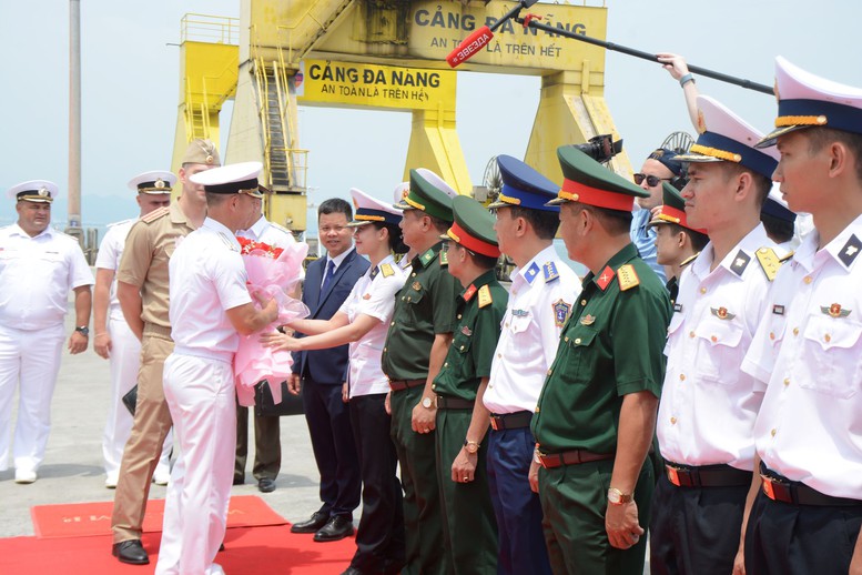 Lễ đón tại cảng Tiên Sa có đại diện các cơ quan chức năng của Việt Nam và Liên bang Nga - Ảnh: VGP/Nhật Anh