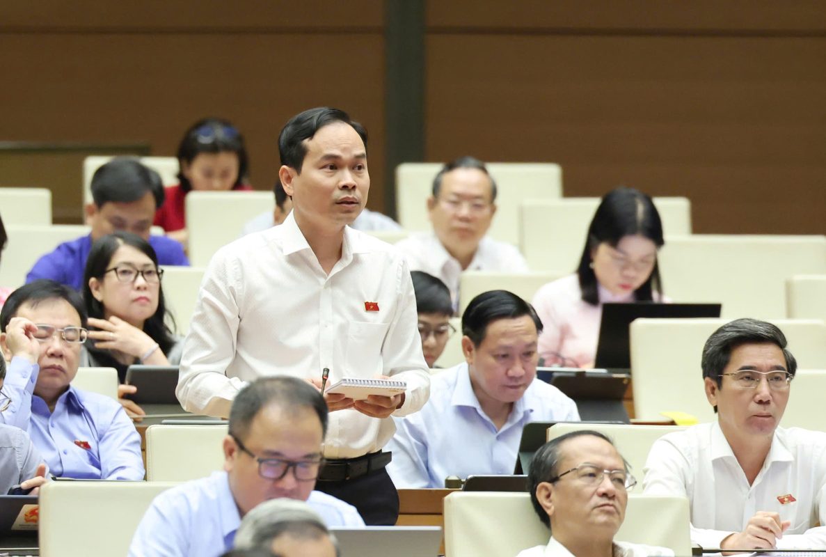 Đại biểu Nguyễn Duy Minh phát biểu thảo luận ở hội trường. Ảnh VŨ HƯNG