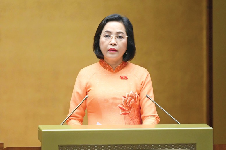Phó Chủ tịch Quốc hội Nguyễn Thị Thanh trình bày Tờ trình về việc rút ngắn nhiệm kỳ Quốc hội Khóa XV và Hội đồng nhân dân các cấp nhiệm kỳ 2021 - 2026