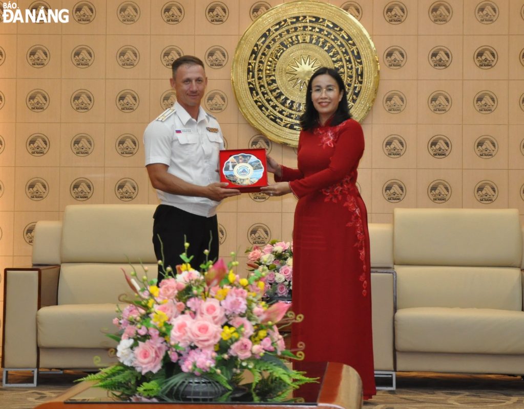 Phó Chủ tịch UBND thành phố Nguyễn Thị Anh Thi (bên phải) tặng quà lưu niệm cho Đại tá Anciferov Alexey Vitalievich. Ảnh: LÊ HÙNG