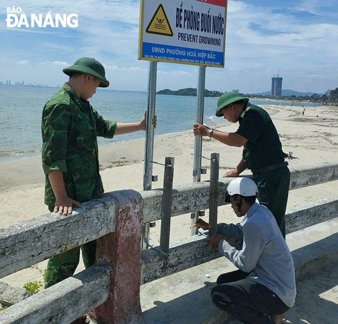 Bộ đội biên phòng cắm biển cảnh báo tránh khu vực nguy hiểm dễ xảy ra đuối nước.