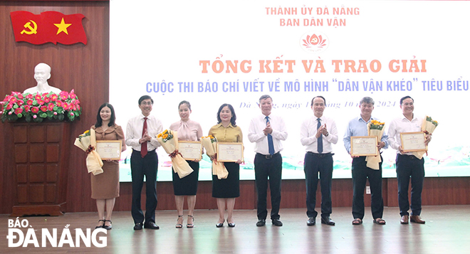 Lãnh đạo thành phố trao thưởng cho các tập thể tiêu biểu xuất sắc tại cuộc thi Báo chí viết về mô hình “Dân vận khéo” tiêu biểu năm 2024. Ảnh: XUÂN HẬU