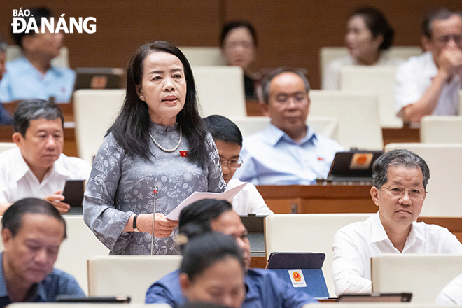 Đại biểu Nguyễn Thị Kim Thúy phát biểu thảo luận. Ảnh: VŨ HƯNG