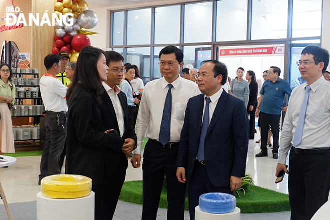 Lãnh đạo Bộ Xây dựng và thành phố tham quan các gian hàng.  Ảnh: TRẦN TRÚC