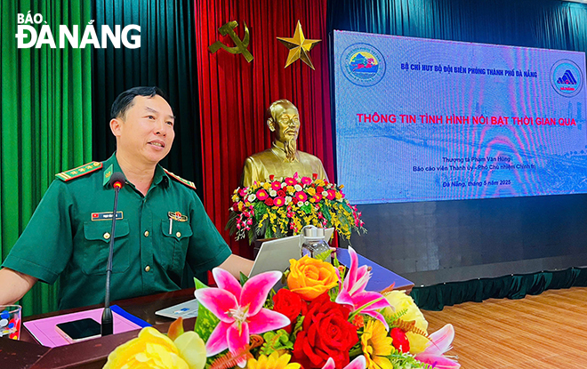 Thượng tá Phạm Văn Hùng, Phó Chủ nhiệm Chính tri, báo cáo viên Thành uỷ, thông tin một số tình hình nổi bật thời gian qua.