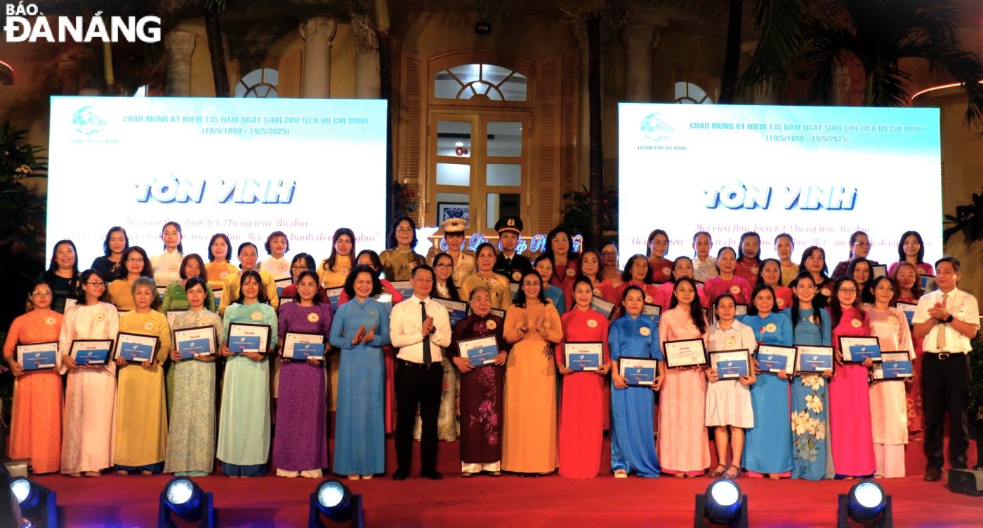 Ban tổ chức tuyên dương 50 hội viên phụ nữ tiêu biểu trong phong trào thi đua “Mỗi hội viên - một cử chỉ đẹp, mỗi tổ chức Hội - một hành động ý nghĩa”. Ảnh: N.Q