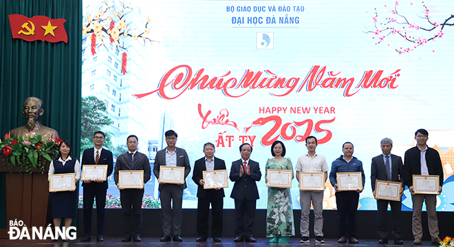 PGS.TS Nguyễn Ngọc Vũ Giám đốc Đại học Đà Nẵng (giữa) trao thưởng các điển hình trong nghiên cứu khoa học, tham vấn chính sách, có sản phẩm ứng dụng phục vụ cộng đồng.   Ảnh: HẢI ĐĂNG