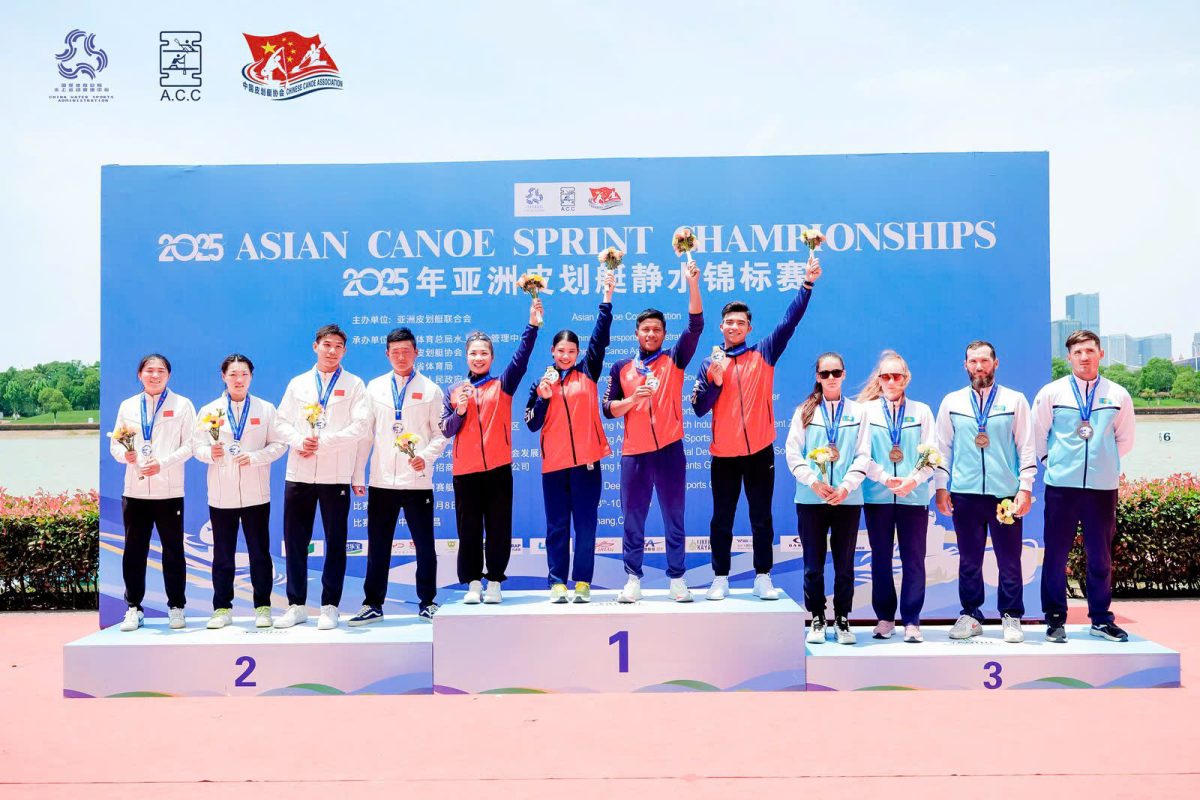 Vận động viên Hiên Năm (thứ 7, bên trái qua) cùng đồng đội đội tuyển đua thuyền Việt Nam giành huy chương Vàng giải Canoeing vô địch châu Á năm 2025. Ảnh: NVCC