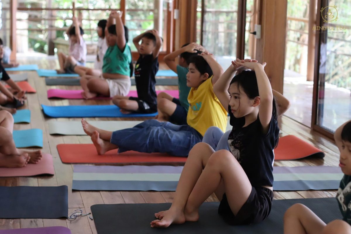 Các bạn nhỏ trong một buổi học yoga với nhiều hoạt động mà ở đó, các em được trải nghiệm những điều bình thường một cách sâu sắc như cảm nhận hơi thở. Ảnh: Mindful