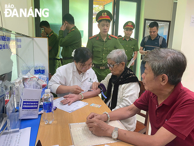 Lực lượng công an phối hợp tổ chức chương trình thu nhận mẫu ADN của thân nhân liệt sĩ chưa xác định được danh tính.   Ảnh: KHÁNH NGÂN