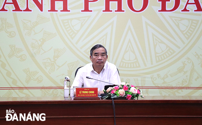 Chủ tịch UBND thành phố Lê Trung Chinh chủ trì tại điểm cầu Đà Nẵng.  Ảnh: TRẦN TRÚC