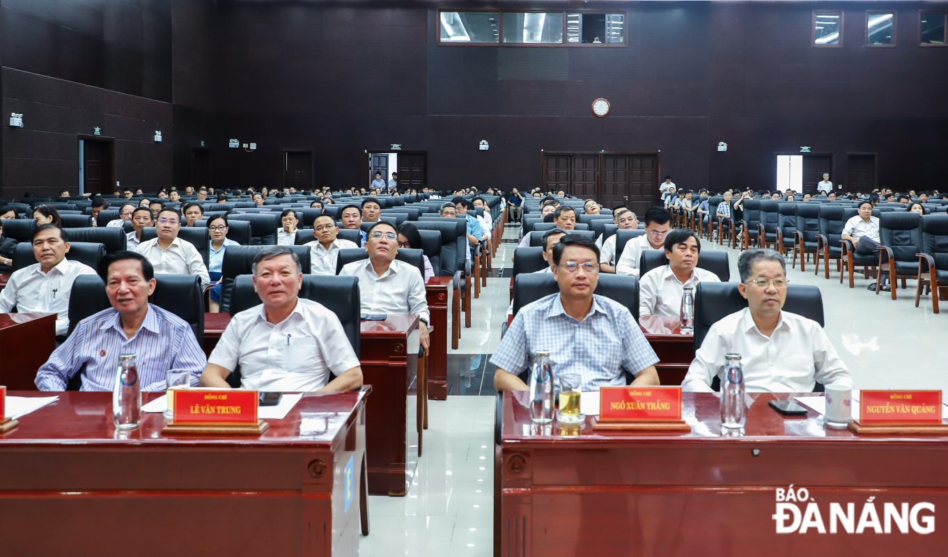 Bí thư Thành ủy Nguyễn Văn Quảng (bên phải), Chủ tịch HĐND thành phố Ngô Xuân Thắng (thứ 2, phải sang), Chủ tịch Ủy ban MTTQ Việt Nam thành phố Lê Văn Trung (thứ 3, phải sang) và các đại biểu dự điểm cầu Đà Nẵng. Ảnh: NGỌC PHÚ