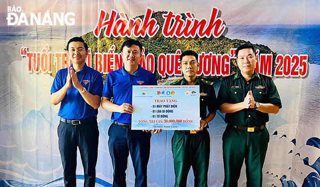 Thành đoàn Đà Nẵng tặng quà cho Trạm kiểm soát Biên phòng Sơn Chà.