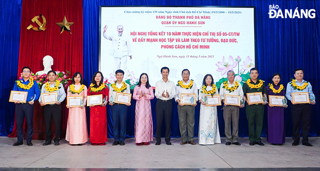 Quận ủy Ngũ Hành Sơn trao giấy khen cho các cá nhân, tập thể có thành tích trong dịp tổng kết 10 năm thực hiện Chỉ thị số 05-CT/TW về học tập và làm theo tư tưởng, đạo dức và phong cách Hồ Chí Minh.   TRANG 5 XEM TIẾP TRANG 3 Ảnh: NGỌC PHÚ