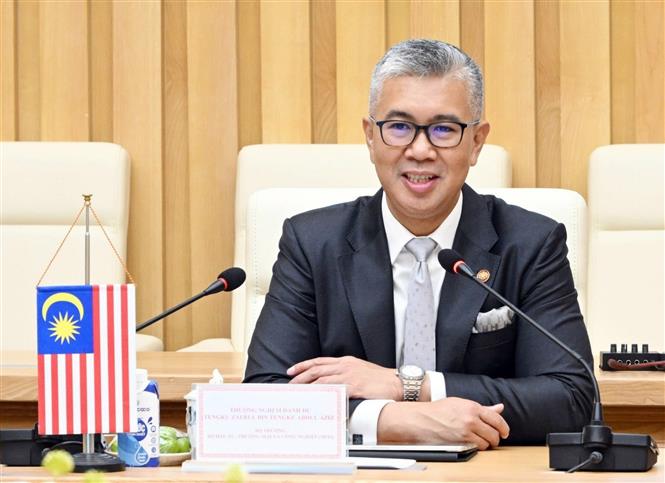 Bộ trưởng Đầu tư, Thương mại và Công nghiệp Malaysia Tengku Zafrul Aziz phát biểu tại một cuộc họp. Ảnh: TTXVN