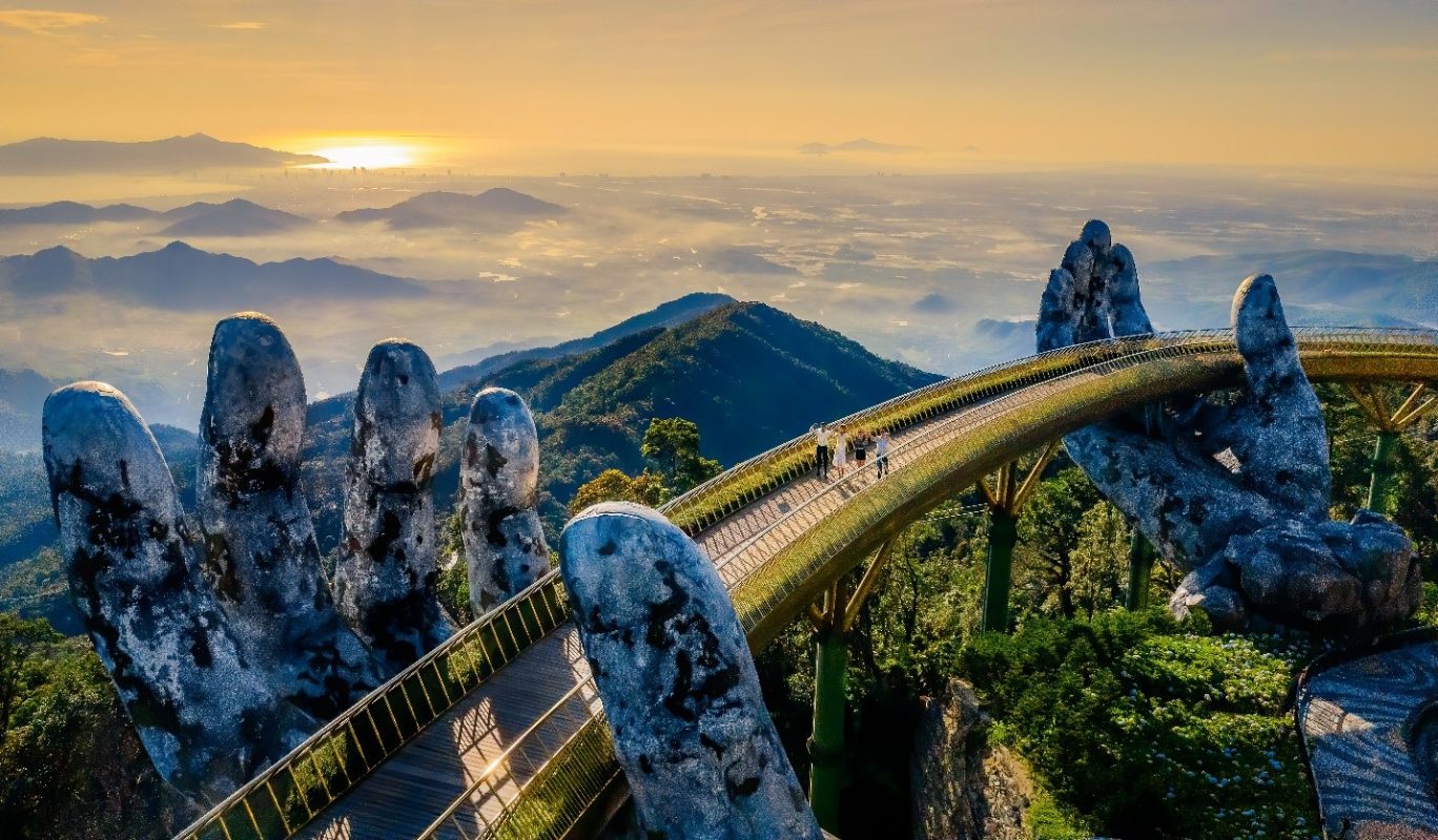 Quần thể Khu du lịch sinh thái và đô thị Bà Nà - Suối Mơ có Cầu Vàng nổi tiếng thế giới.