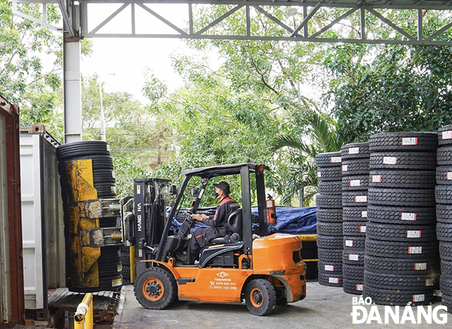 Hoạt động sản xuất tại Công ty CP Cao su Đà Nẵng. Ảnh: MAI QUẾ