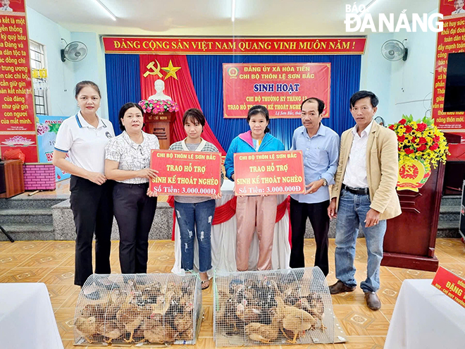 Chi bộ thôn Lệ Sơn Bắc, xã Hòa Tiến trao phương tiện sinh kế cho hộ nghèo trên địa bàn. Đây là mô hình học Bác gắn với xây dựng Chi bộ kiểu mẫu được triển khai 3 năm qua. Ảnh: HOÀNG NHUNG