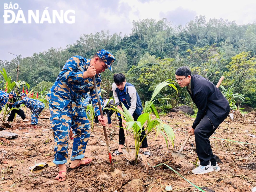 Bộ Tư lệnh Vùng 3 Hải quân phối hợp UBND quận Sơn Trà tổ chức trồng, chăm sóc cây xanh tại Công viên Suối Đá trên tuyến đường Nguyễn Tuấn Thiện, phường Thọ Quang, quận Sơn Trà. Ảnh: TIỂU YẾN