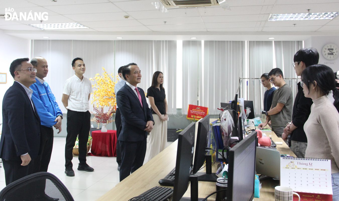 Lãnh đạo thành phố đến thăm hỏi người lao động tại Khu Công nghệ cao Đà Nẵng. Ảnh: X.HẬU