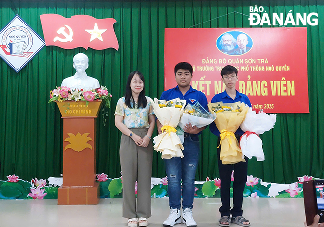 Chi bộ Trường THPT Ngô Quyền tổ chức kết nạp đảng viên mới cho học sinh.