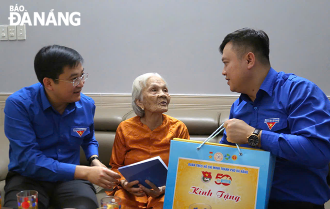Thành phố tiếp tục đẩy mạnh học tập và làm theo Bác với nhiều việc làm thiết thực. Trong ảnh: Bí thư Thành đoàn Lê Công Hùng (bên phải), tặng quà cho Bà mẹ Việt Nam anh hùng Phan Thị Trinh (quận Cẩm Lệ).  Ảnh: HOÀNG NHUNG
