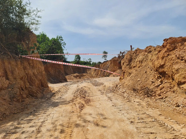 Đà Nẵng chỉ đạo xử lý nghiêm 2 vụ khai thác đất trái phép tại dự án cao tốc Hoà Liên – Tuý Loan- Ảnh 1. Đà Nẵng chỉ đạo xử lý nghiêm 2 vụ khai thác đất trái phép tại dự án cao tốc Hoà Liên – Tuý Loan- Ảnh 1.