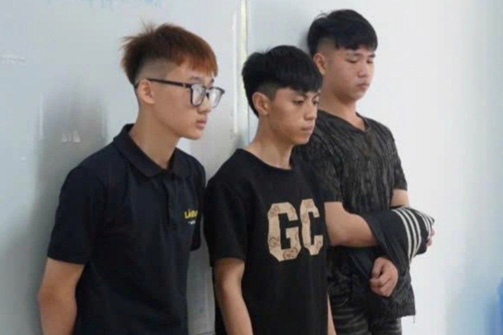 Khởi tố 21 đối tượng mang hung khí đuổi đánh nhau trên đường phố Đà Nẵng - 1 Khởi tố 21 đối tượng mang hung khí đuổi đánh nhau trên đường phố Đà Nẵng - 1