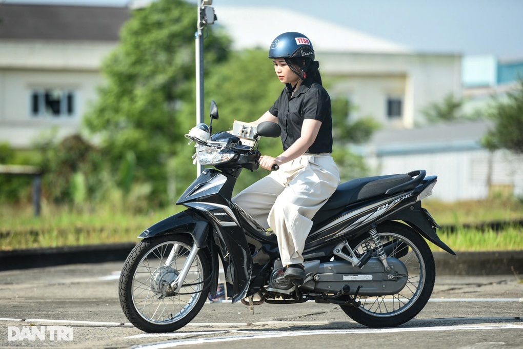 Công an Đà Nẵng chính thức sát hạch, cấp bằng lái xe - 2 Công an Đà Nẵng chính thức sát hạch, cấp bằng lái xe - 2