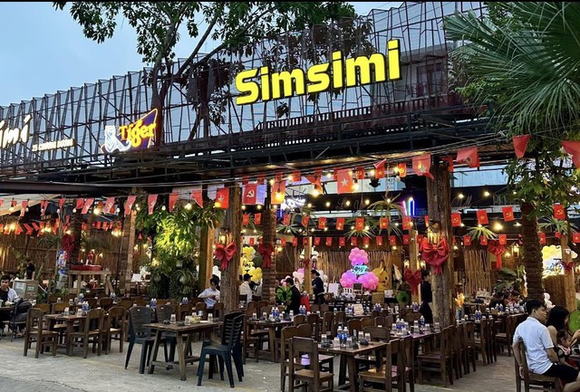 Xử lý 2 cơ sở ăn uống gây ô nhiễm tiếng ồn kéo dài tại "phố nhậu" mới nổi ở Đà Nẵng- Ảnh 2. Xử lý 2 cơ sở ăn uống gây ô nhiễm tiếng ồn kéo dài tại "phố nhậu" mới nổi ở Đà Nẵng- Ảnh 2.