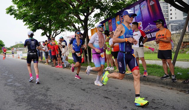 2 nữ vận động viên Việt làm nên kỳ tích tại IRONMAN 70.3 Đà Nẵng 2025- Ảnh 8. 2 nữ vận động viên Việt làm nên kỳ tích tại IRONMAN 70.3 Đà Nẵng 2025- Ảnh 8.